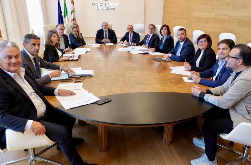 Giunta Regione Puglia, Emiliano apre i 5S (divisi) tentennano
