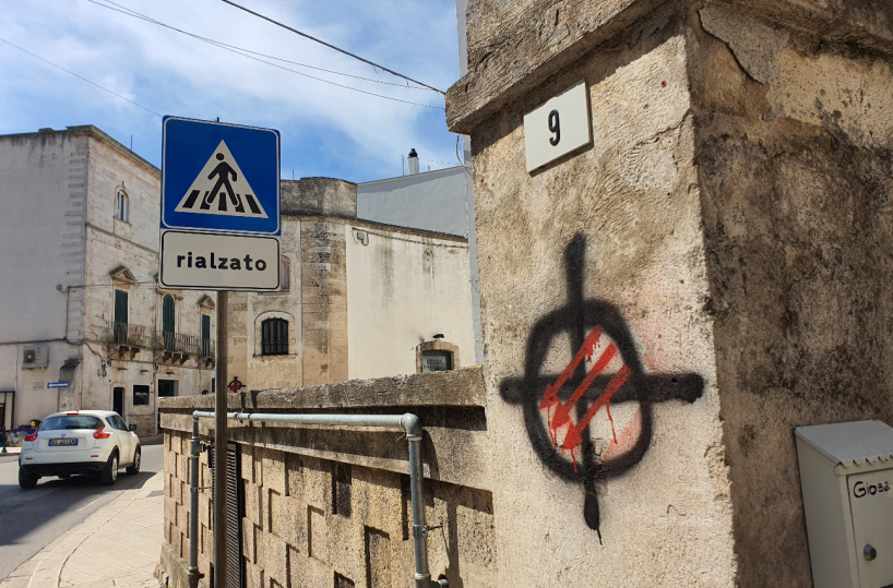 Martina Franca, le mura dell’arco di Santo Stefano «ferite» da scritte e croci celtiche