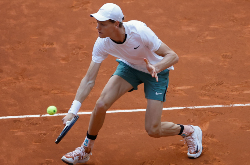 Tennis, Sinner si ritira dal torneo di Madrid: troppo dolore all'anca
