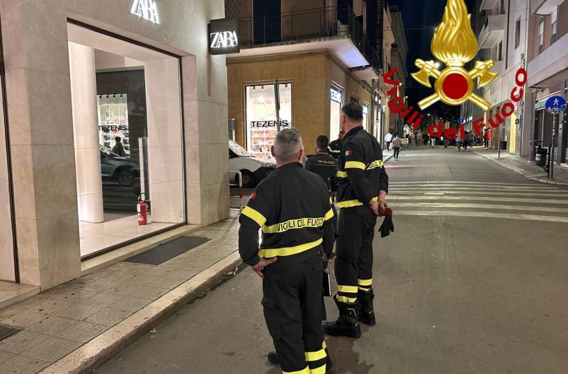 Lecce, fiamme in un negozio nella centrale via Trinchese