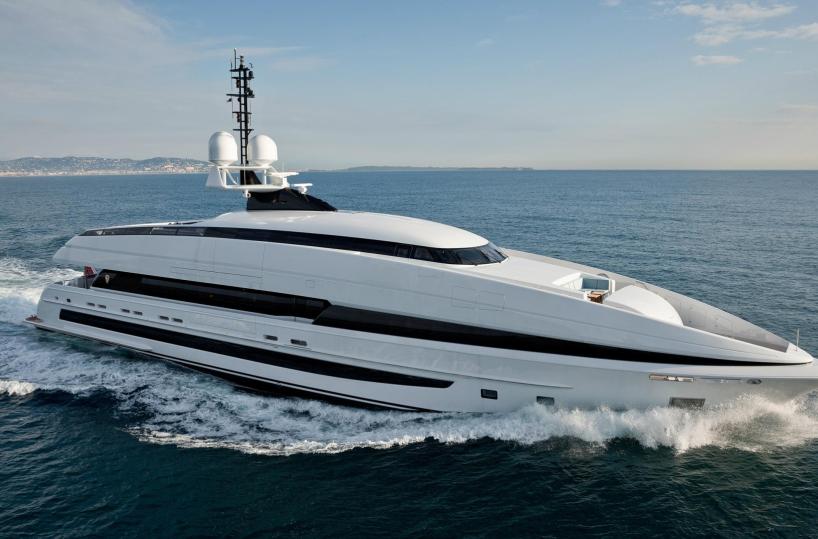 A Monopoli attracca il super yacht Crazy Me: è di un magnate indiano