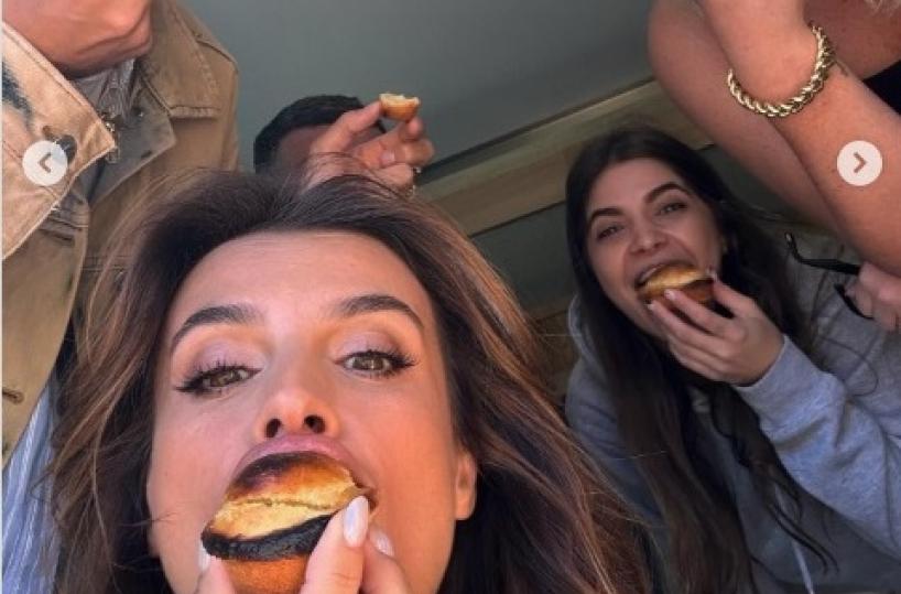 Elisabetta Canalis in Puglia pazza del pasticciotto: lo scatto goloso