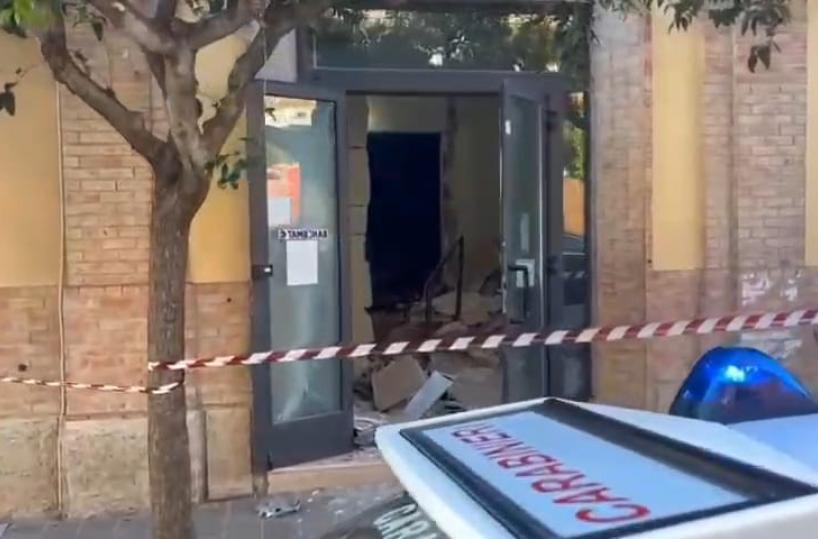 Bomba fa esplodere bancomat a Torremaggiore: danni e paura, rapinatori in fuga