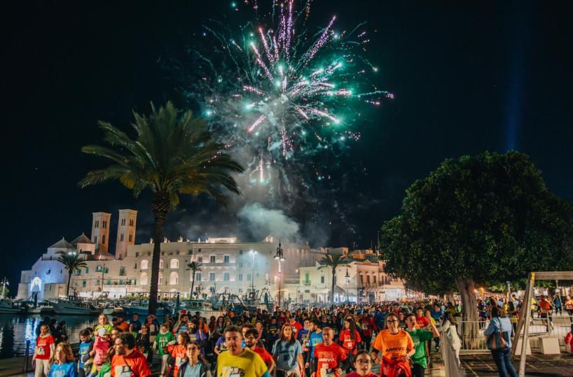 Night Run a Molfetta, oltre 4mila persone hanno colorato le strade della città