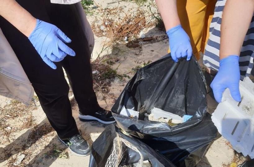 Manfredonia, pazienti centro salute mentale puliscono la spiaggia dai rifiuti