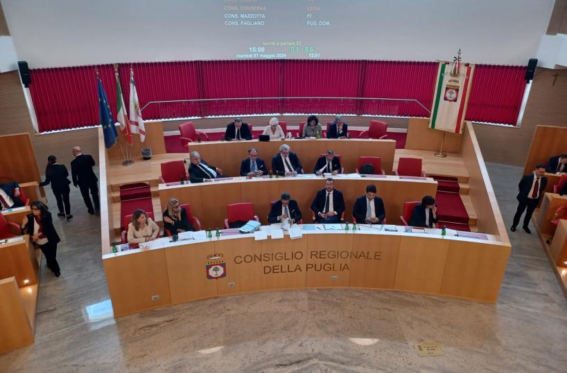Puglia, respinta la sfiducia a Emiliano: centrosinistra compatto