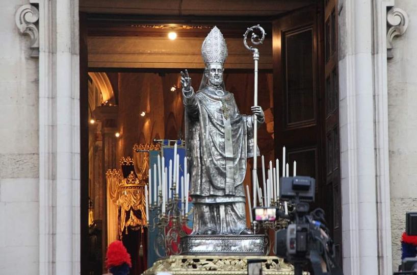 San Cataldo a Taranto, mons. Miniero consegna il simulacro del patrono a Melucci