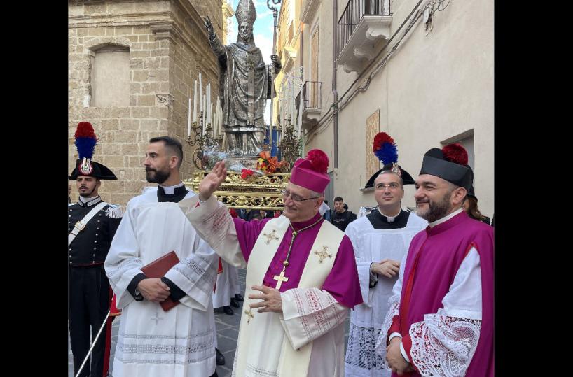 «Taranto ancora soffocata, offesa e sacrificata in nome del profitto», la denuncia del vescovo Miniero
