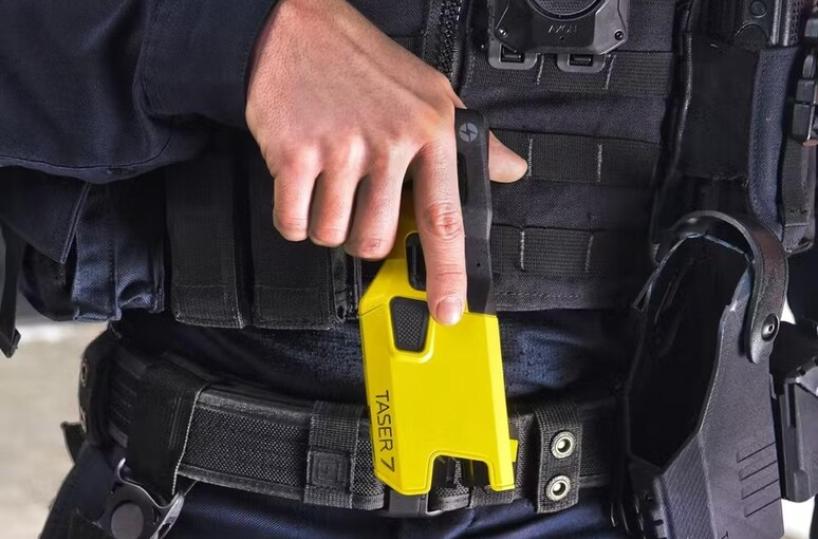 Vieste, carabinieri usano taser dopo essere stati aggrediti durante rissa: è polemica