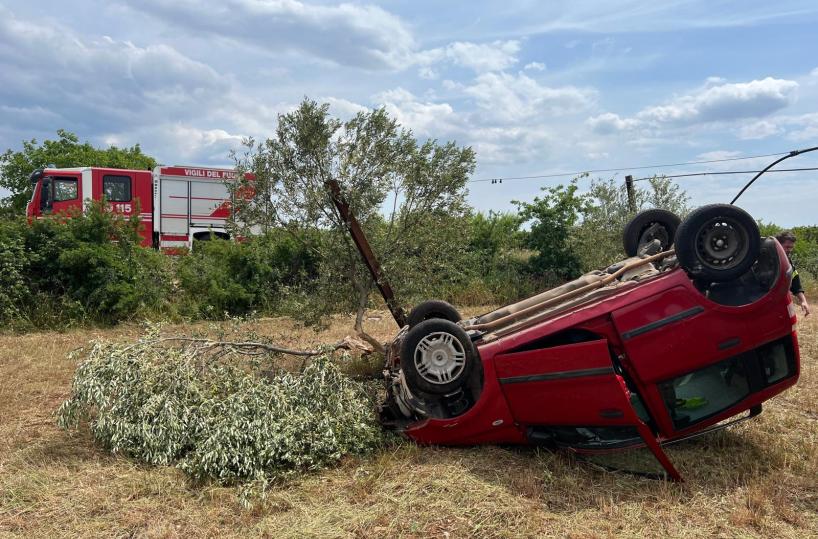Auto esce fuori strada e si ribalta sulla Sp Gioia del Colle-Turi