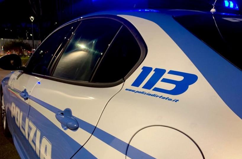 Cerignola, non si ferma all'alt e sperona la Volante: feriti 2 agenti 