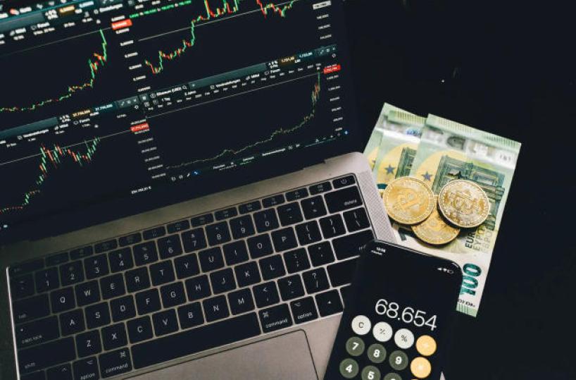 Brindisi, spacciavano droga in tutta Italia grazie ai social e investivano i guadagni in bitcoin: 10 indagati