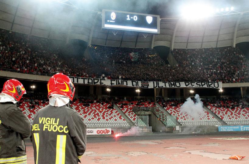 Lancio di petardi durante Bari-Brescia, arrestati due ultras