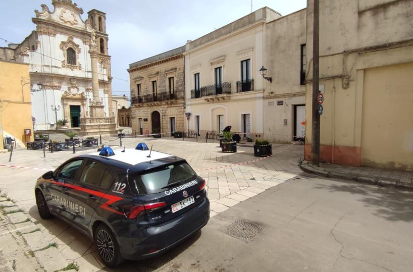 Ordigno davanti a un bar di prossima apertura a Presicce-Acquarica: indagini