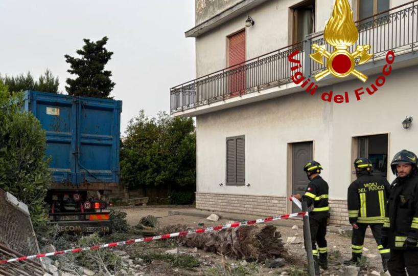 Galatina: camion sfonda muro di cinta e distrugge cabina Enel