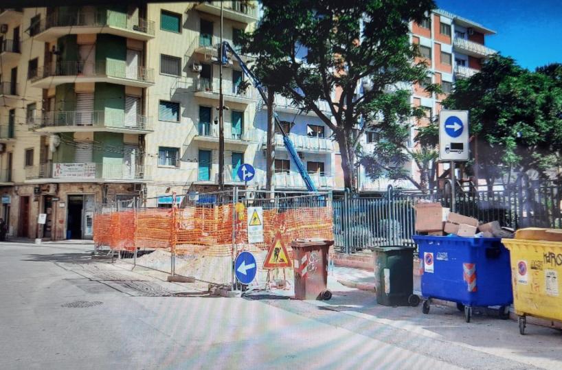 Bari, la protesta dei commercianti: «Via Re David è un cantiere infinito, noi non ce la facciamo più»