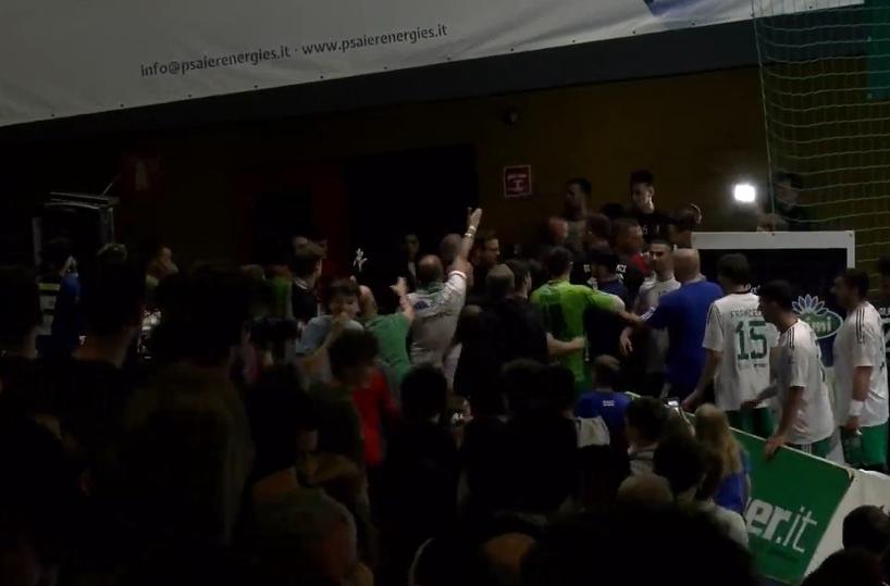 Pallamano Conversano, la denuncia del giocatore Marrochi aggredito da un tifoso