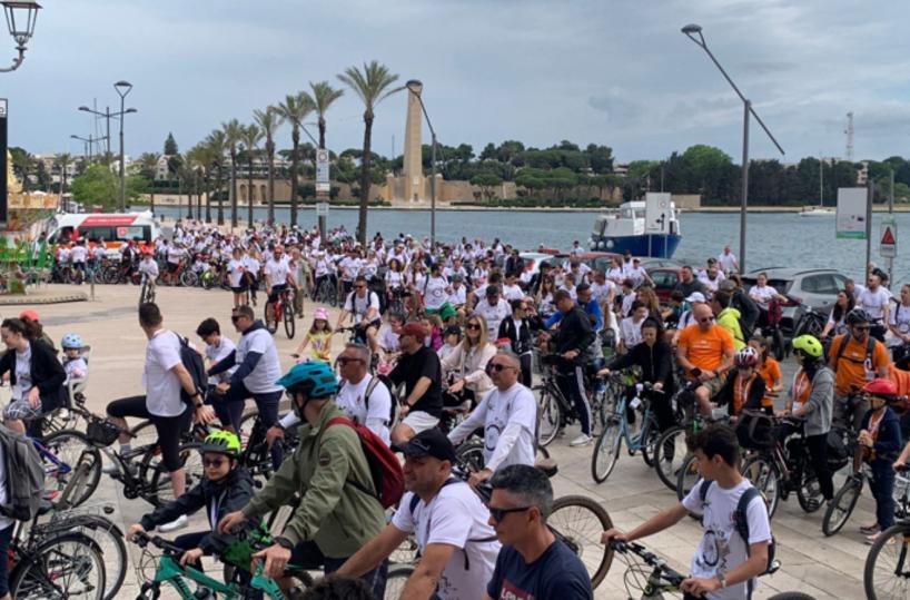 Brindisi, dopo cinque anni di stop numeri da record: in 800 per la «biciclettata»