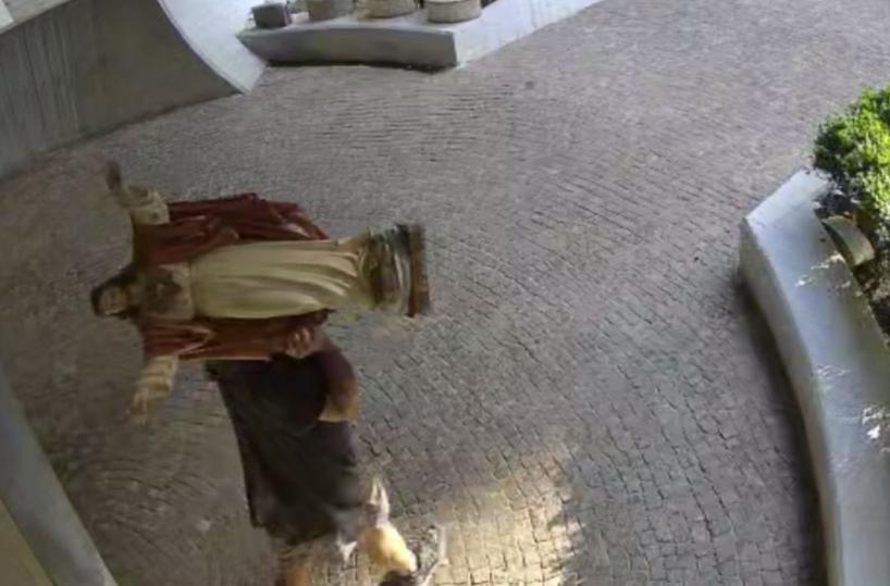 Taranto, trafugata "in spalla" la statua di Gesù dalla chiesa di S.Maria Addolorata: lo sdegno vola sul web