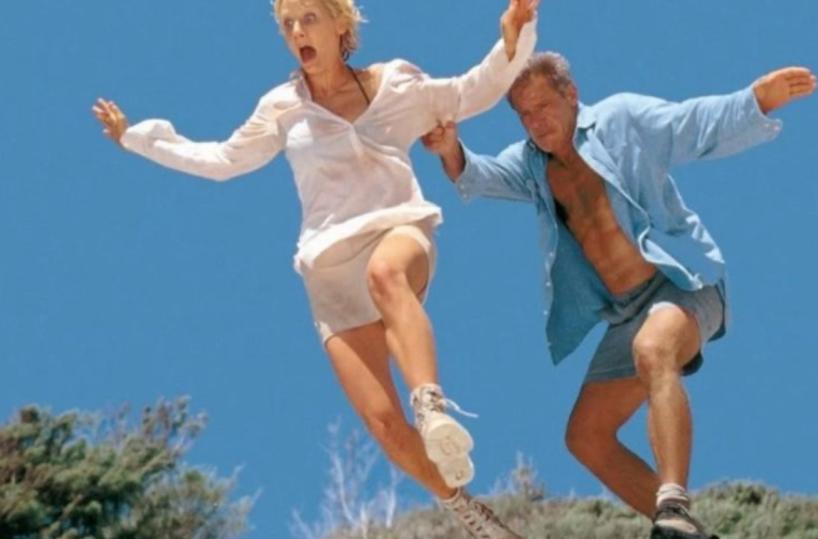 Una reporter nevrotica e un pilota naufraghi su un’isola deserta alle prese con una banda di pirati