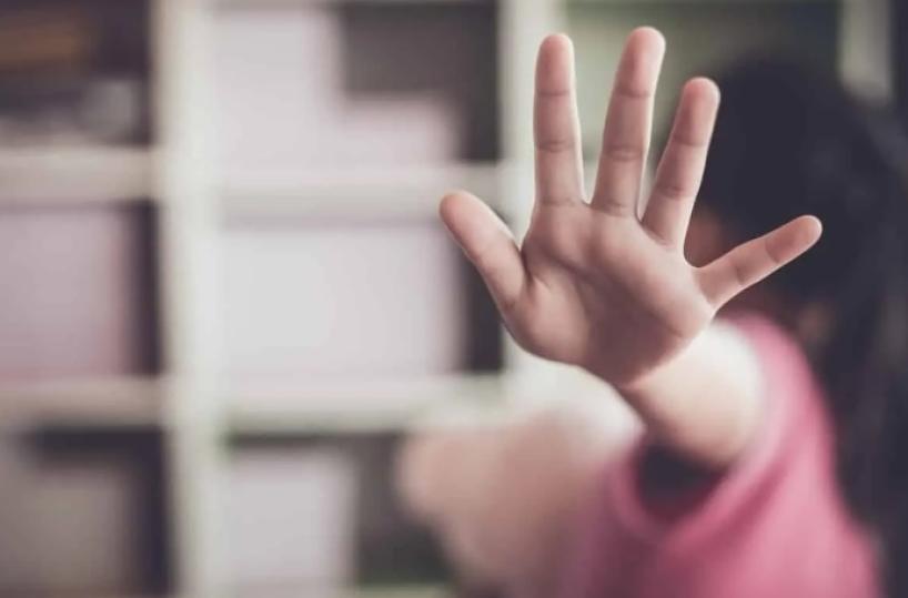 Taranto, prima non vuole la figlia poi la «vende» a un amico: condannato