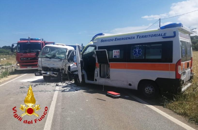 Autocarro contro ambulanza vuota nel Brindisino: cinque feriti