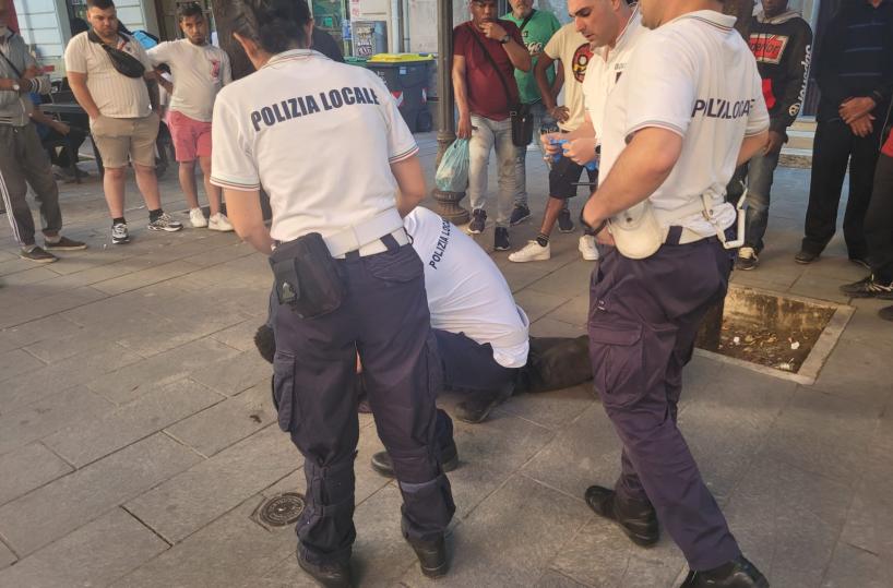 Foggia, aggredisce due anziani senza motivo: fermato dalla polizia