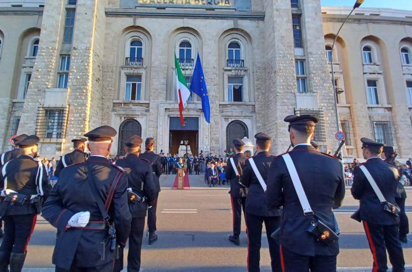 Intrappolati in casa per un rogo: in due salvati da un appuntato nel Barese