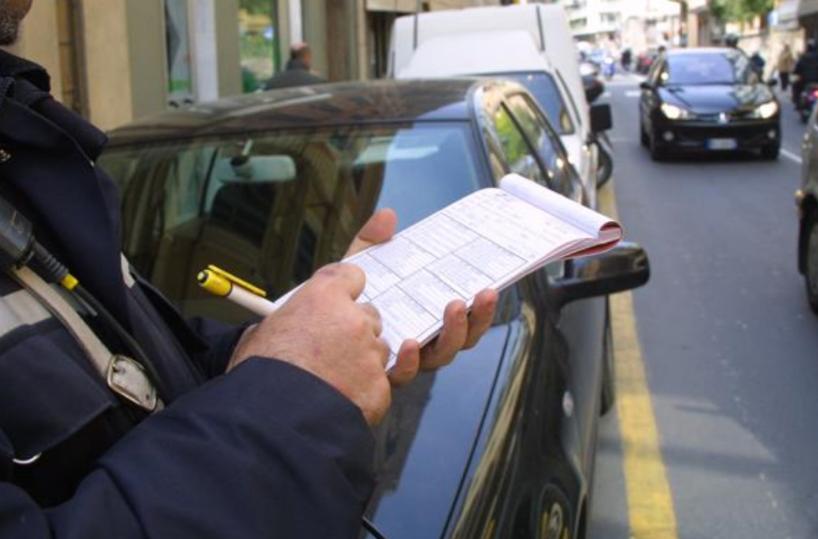 Scandalo multe annullate in cambio di favori: a Lecce in 42 rischiano il processo