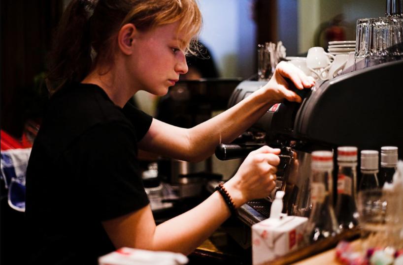 Il turismo e le condizioni di lavoro giovanili: precarietà sotto accusa