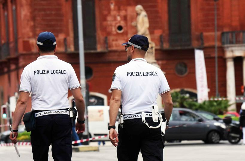 Bari, sorpreso a urinare per strada colpisce l'agente con una testata e pugni sul volto: arrestato