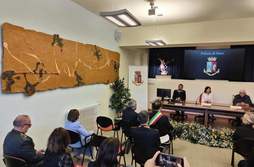 Venticinque anni fa i «Salti mediatici» di Salvatore Sebaste: il dono del pittore salentino alla Questura di Matera