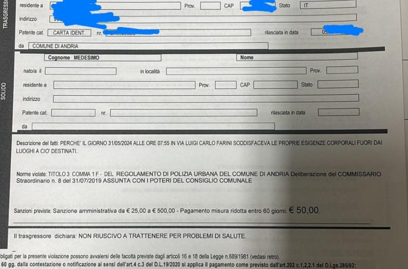 Fa la pipì per strada vicino a una scuola: ad Andria 50enne multato
