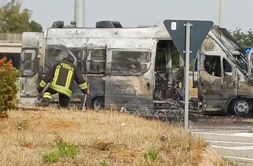 Brindisi, furgone della polizia in marcia per il G7 prende fuoco
