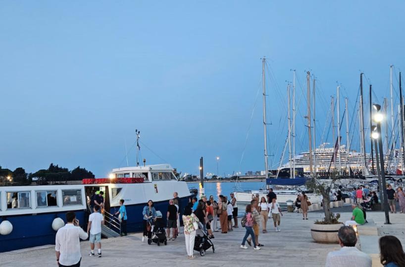Nave del G7 e luci tricolori: il lungomare di Brindisi preso d&rsquo;assalto dai curiosi