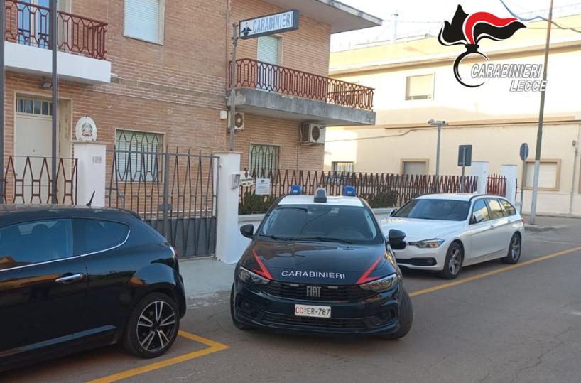 Picchia la moglie in piena notte e aggredisce i carabinieri con un bastone: un arresto a Soleto