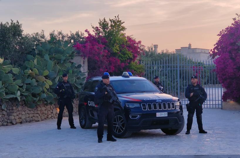 A fuoco casa di un'anziana a Brindisi: salvata insieme ai suoi sette cani