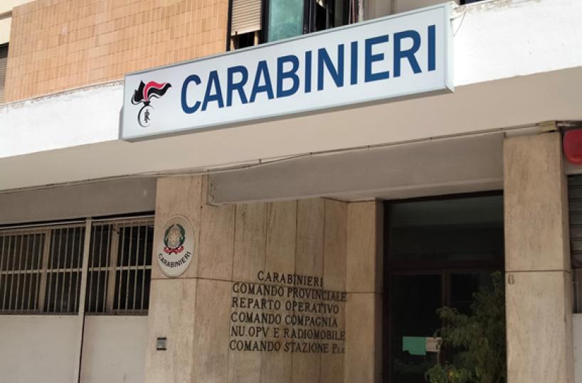 Palpeggia e molesta 4 studentesse, anche una minore: a Lecce arrestato 50enne