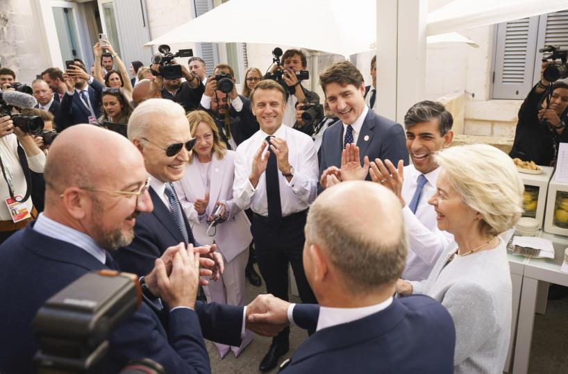 G7 Italia, i leader festeggiano il compleanno di Scholz. Mezzora di bilaterale tra Meloni e Biden