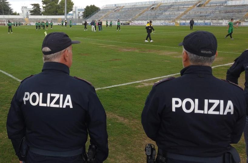 Fumogeni fra gli spalti durante Matera-Fidelis Andria: daspo per due tifosi lucani