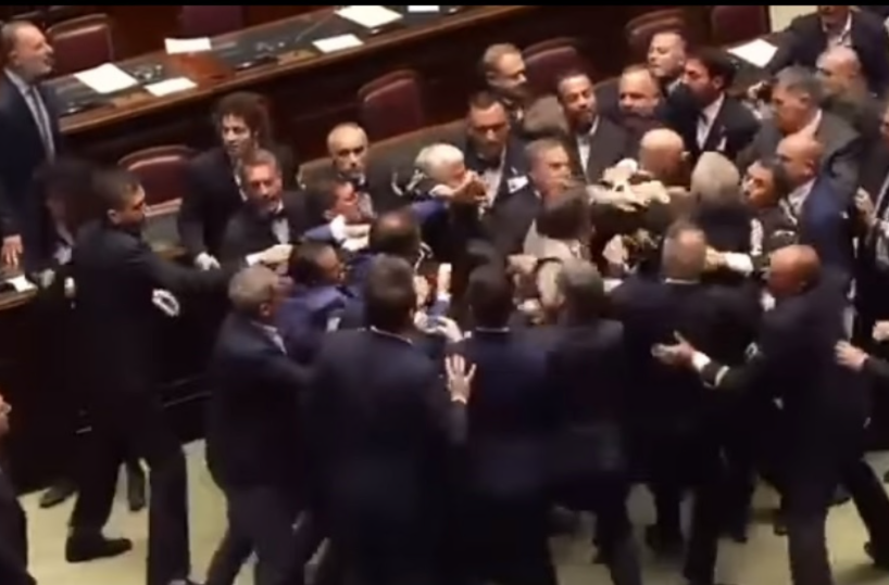 Quella rissa sull’autonomia e il leghista scalcagnato che si credeva Cassius Clay