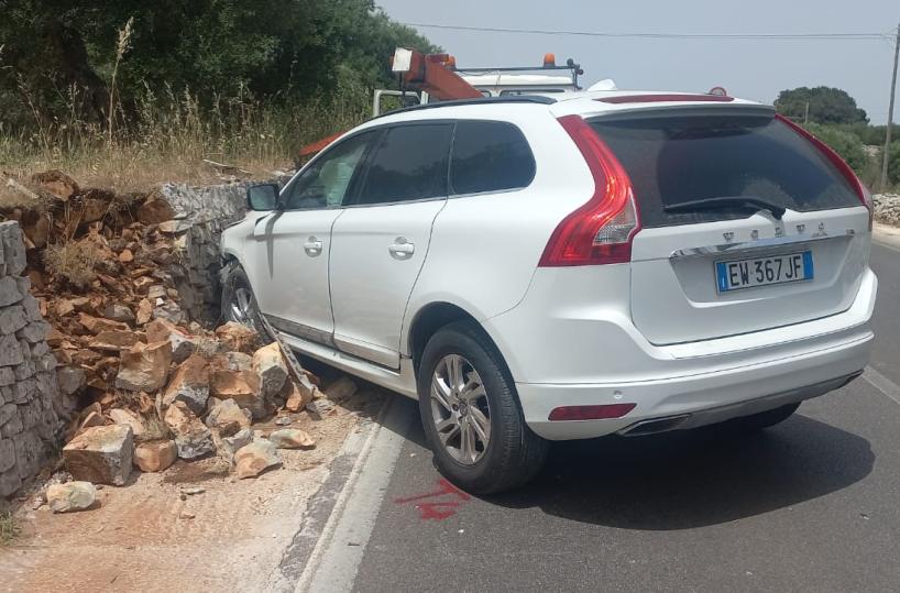 Statale 172, incidente tra due vetture, un'auto invade la corsia opposta e finisce contro un muretto 