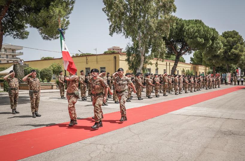 A Bari l'avvicendamento alla Brigata Pinerolo. Il governatore Emiliano: «Continui a tutelare la pace»
