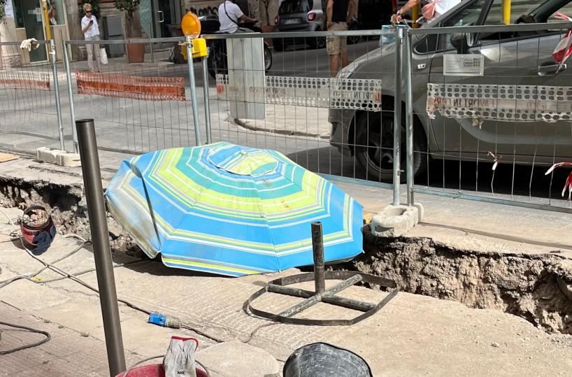 Bari, un ombrellone per proteggere dal sole chi lavora nel cantiere: la soluzione creativa è curiosa