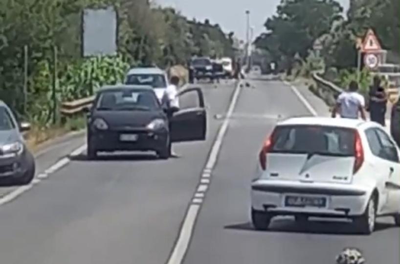 Carovigno, lancia pietre contro le auto in marcia sulla provinciale: fermato