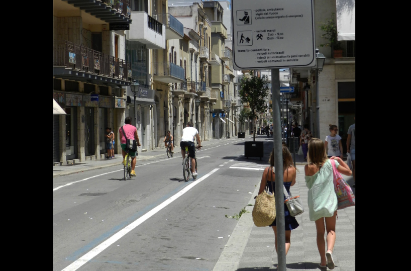 Andria, allarme nell’area pedonale, ostaggio di bici elettriche e monopattini