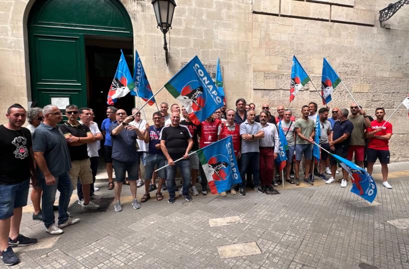 Lecce, Vigili del fuoco sotto la Prefettura: la denuncia con i  sindacati per disagi del personale e carenza di mezzi