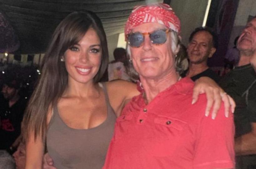 Altro che selfie con le fan, Ronn Moss al concerto di Vasco immortalato con la modella barese protagonista del suo videoclip 