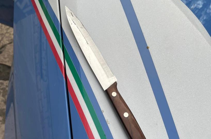 Minaccia il personale del Ser.D e alcuni passanti con un coltellaccio da cucina: arrestato a Matera