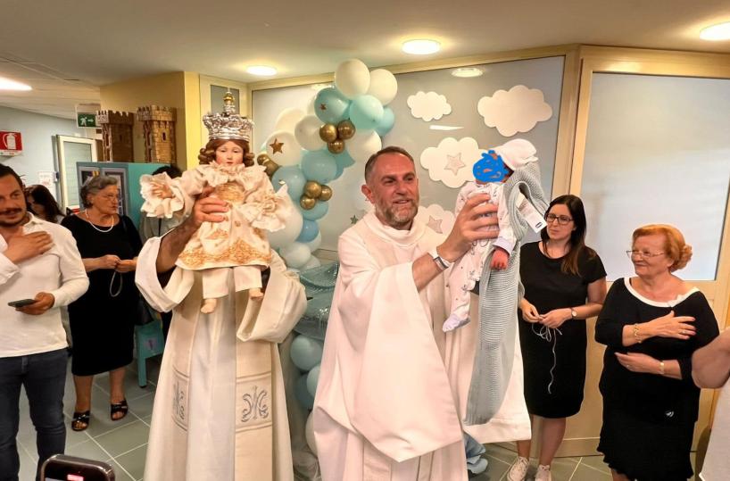 Matera, per la Festa della Bruna in neonatologia la vestizione di Gesù Bambino